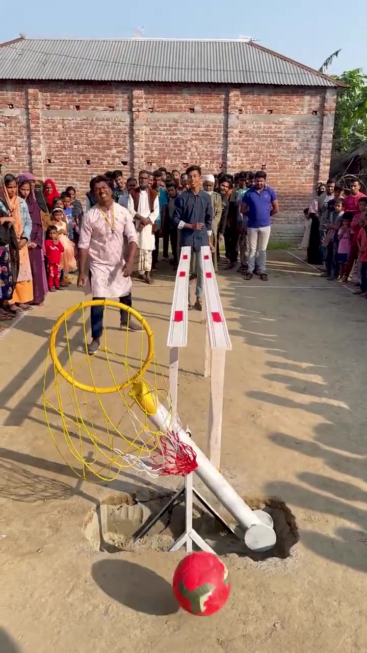 你能滚进吗？印度乡村的篮球滚筐游戏！看似简单 好多人进不了！