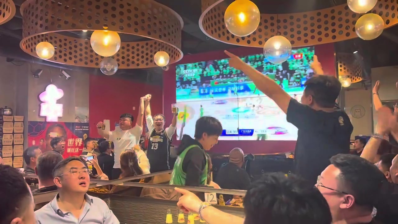 这篮球氛围！沈阳一餐厅里，球迷们集体观看辽粤抢五大战，为辽宁加油！