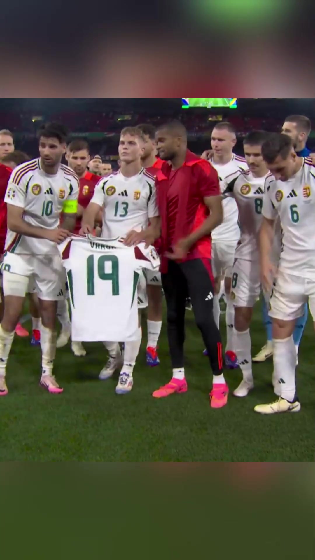 胜利献给受伤的队友！匈牙利赛后展示瓦尔加球衣！
